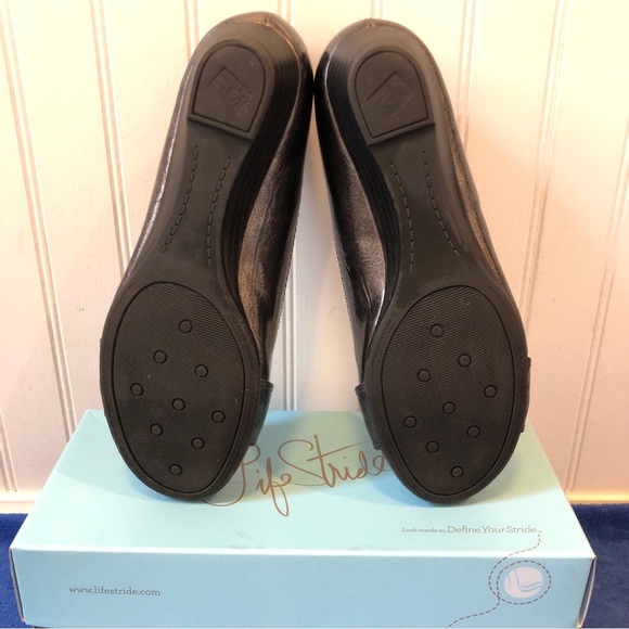 LifeStride Gray Silver 7.5 Slip-On 1” Wedge Flats w/Texture Buckle Margot Patent - Picture 7 of 8